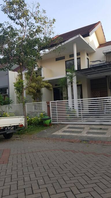 tampak depan rumah..parkir mobil aman diluar