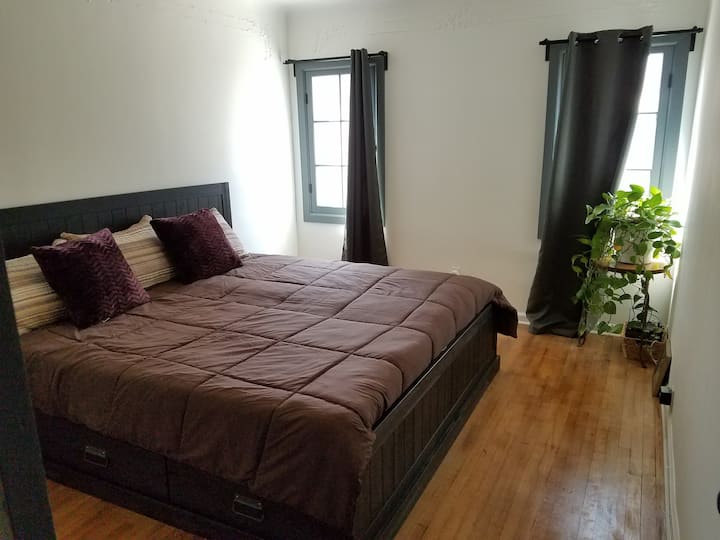 חדר שינה ראשי - מיטת קינג