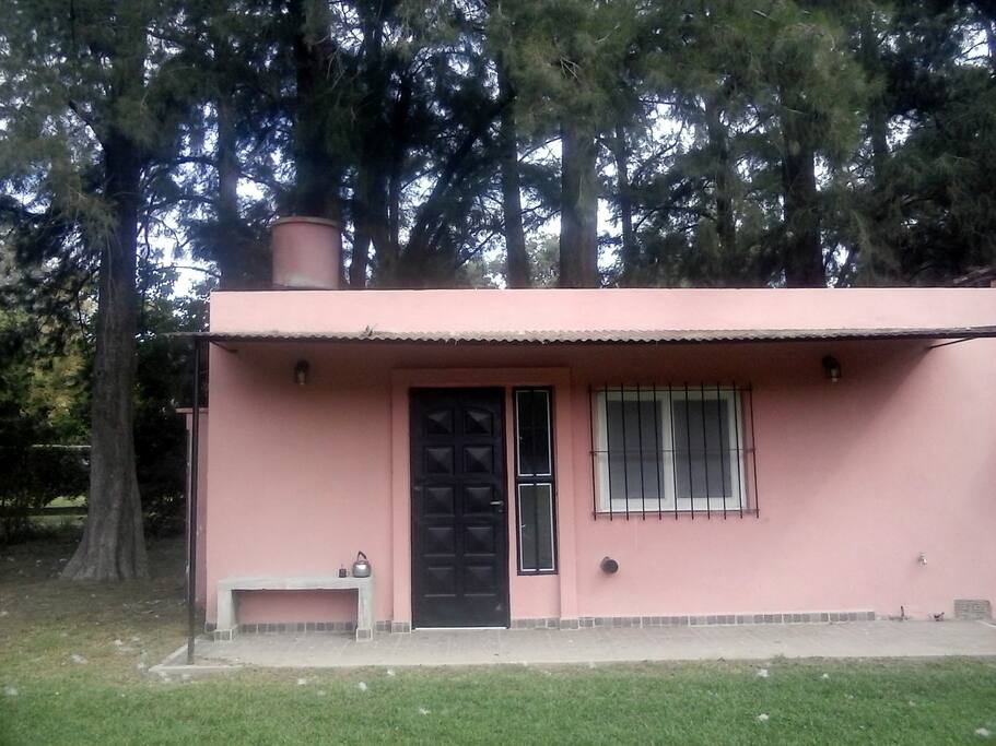 Vista de frente de la casa de huéspedes. Loft amoblado con cama, mesa de noche, escritorio y silla de trabajo, y guardaropa. Pequeña cocina integrada, con todos los elementos. Pequeño baño privado con ducha. Agua caliente y calefacción.