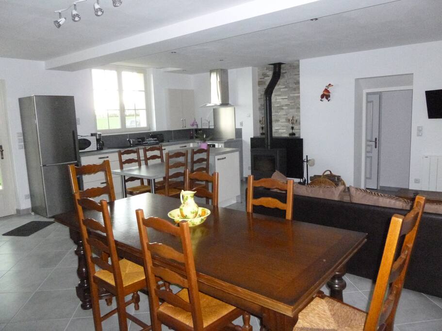 Salle à manger avec coin cuisine et salon