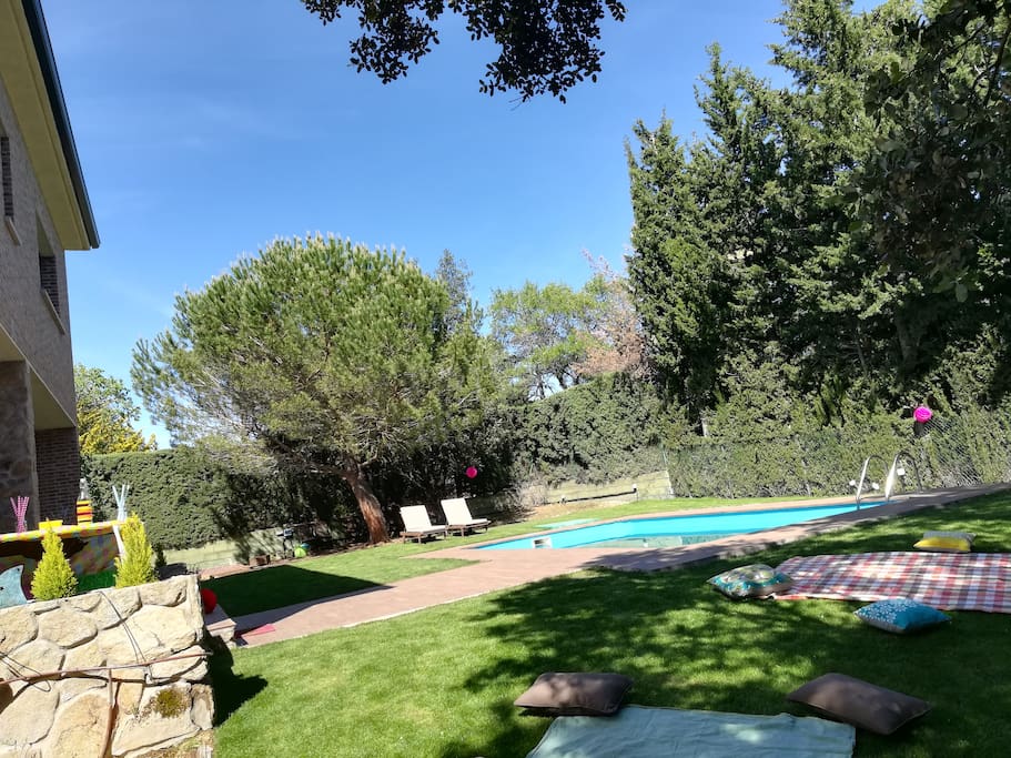 Piscina con sombra natural