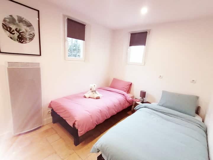 Spavaća soba 4 - 2 kreveta za jednu osobu i ormari