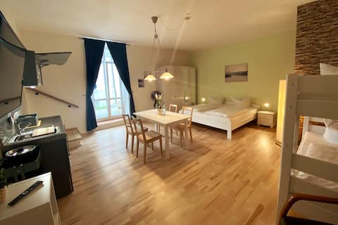 near LEGOLAND 15 mins. Family accommodation+Cook
