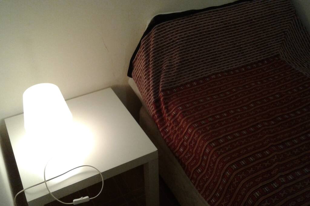 Habitación pequeña con cama muy cómoda