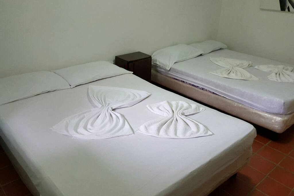 Habitación con dos camas matrimoniales.