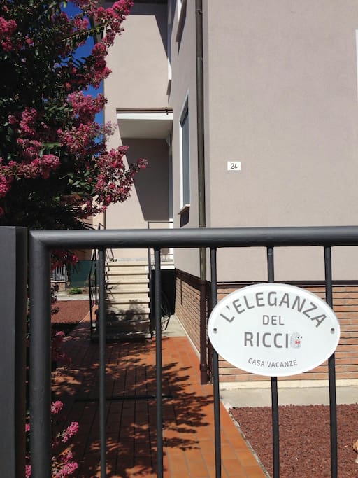 La targa della casa vacanze "L'eleganza de riccio".sul cancello d'ingresso