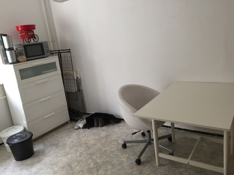 Küche mit Mikrowelle