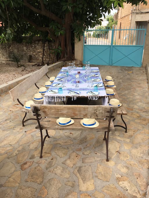 De tafel op 1 van de terassen in de tuin