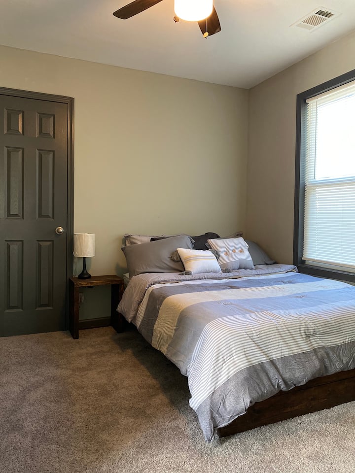 Dormitorio con cama completa