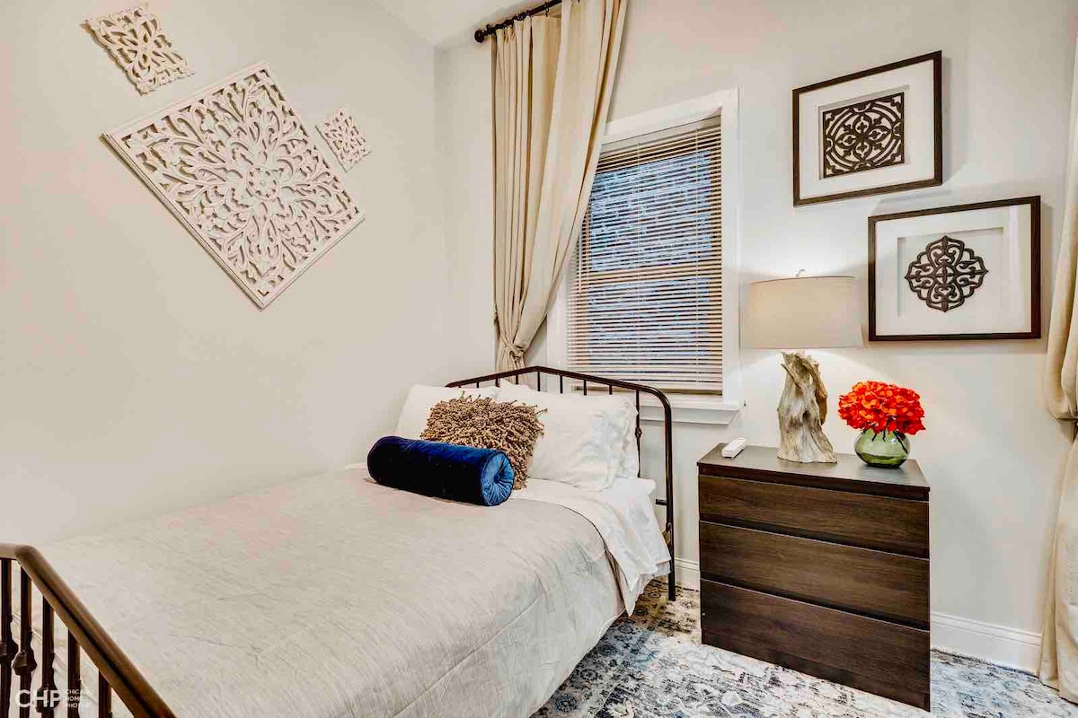 3号卧室-全尺寸床，我们为每人提供两个枕头和一条额外的毯子，让您感到舒适。   