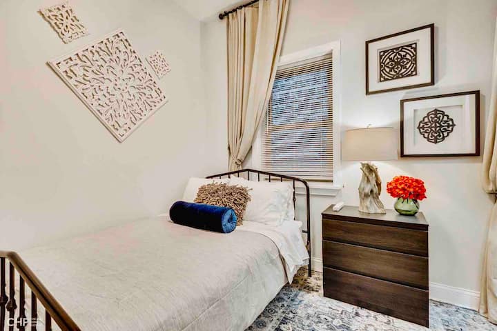 Спалня №3 - легло в пълен размер, осигуряваме по две възглавници на човек и допълнително одеяло за вашия комфорт.   