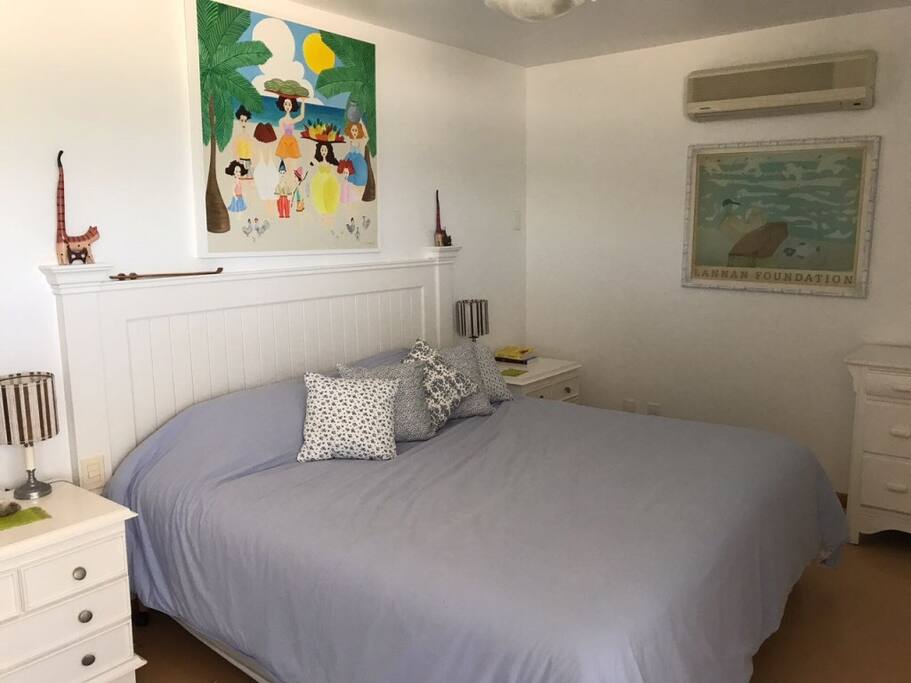 Suite master da casa com ar condicionado, tv e varanda para o mar.