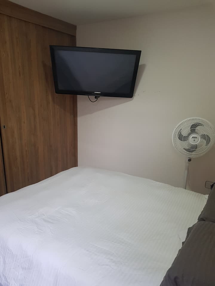 双人床，非常适合两个人入住。