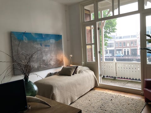 XLarge Canal Room: The Hague, Rijswijk, Voorburg