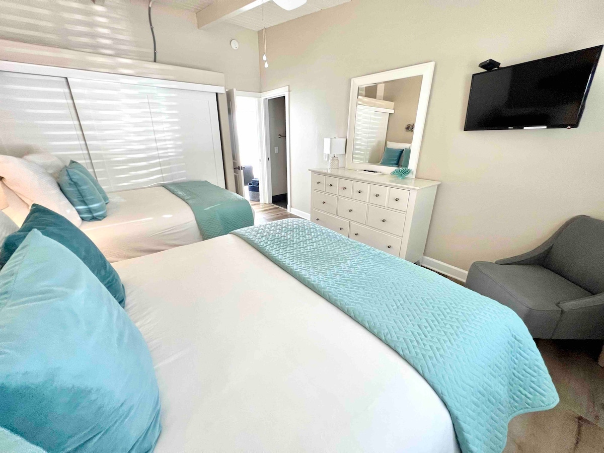 Upstairs double queen bed 