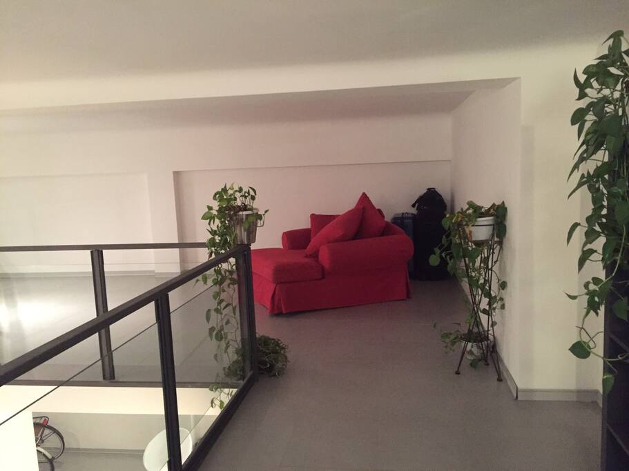 Nella zona del ve c’è la poltrona rossa ora c’è un letto matrimoniale con zona divisoria a cubi come L altra stanza
