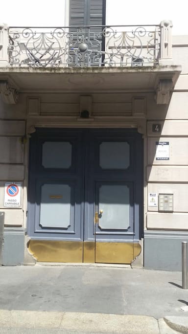 PORTONE D’INGRESSO DELL’EDIFICIO
MAIN GATE OF THE BUILDING