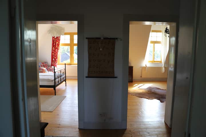 วิวจากโถงทางเดินไปยังห้องนอนและห้องนั่งเล่นขนาดใหญ่