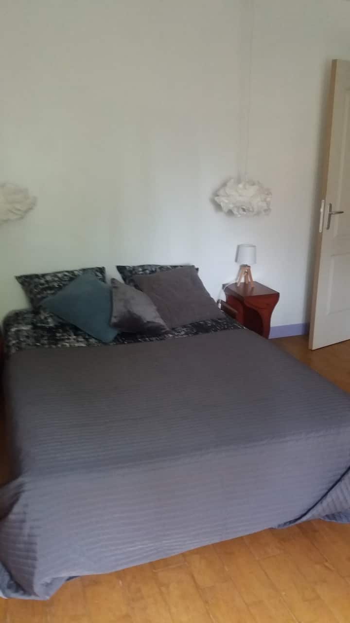 Chumba cha kulala mara mbili na kitanda cha mtoto ghorofani