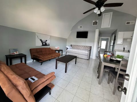 Successful Airbnb property: Guest house in a country setting w/pool&hot-tub in Memphis