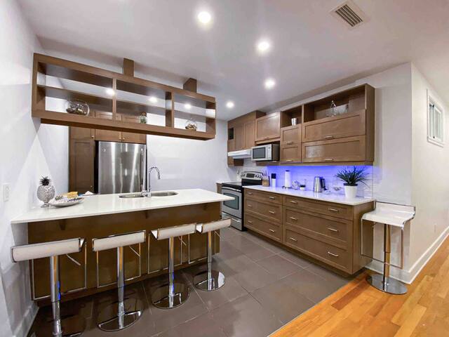 Downtown calm and peaceful 4-BR – with Parking gallery image 2