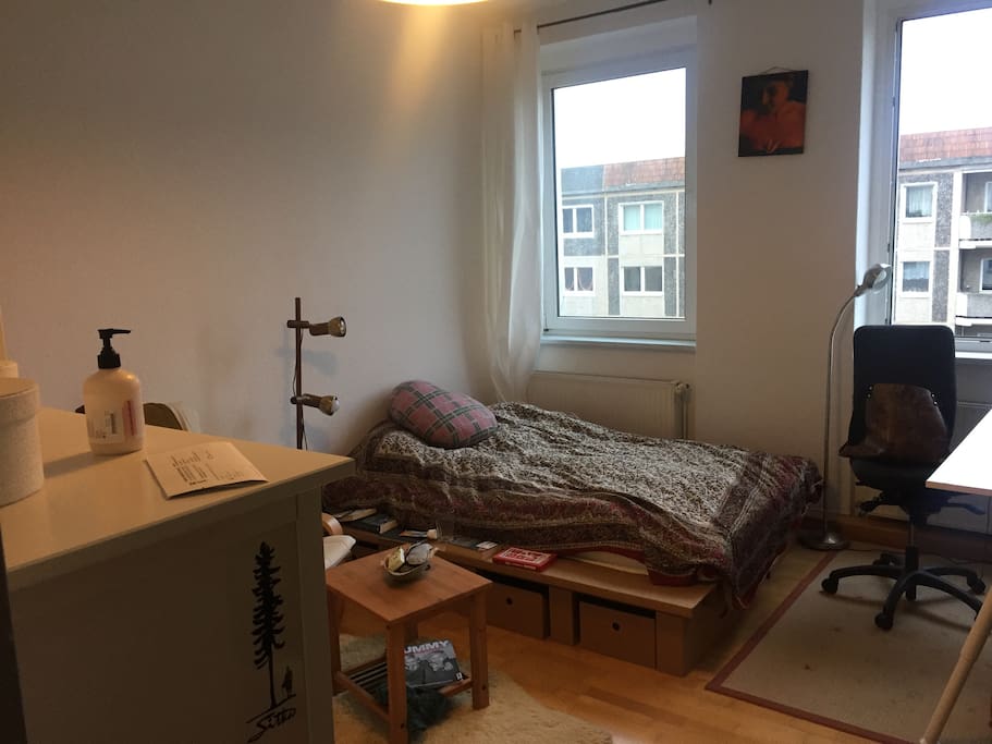 Dein/ Euer Zimmer - Bett;
Your room - bed