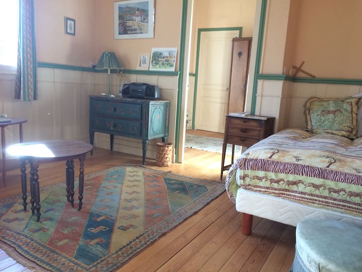 Single bedroom ( bed 120) with dressing room and ensuite bathroom 