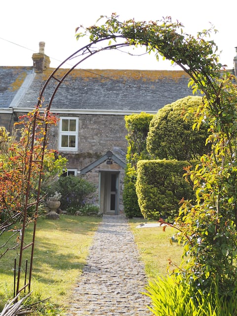 Secret Garden Cottage: sea views and coastal walks