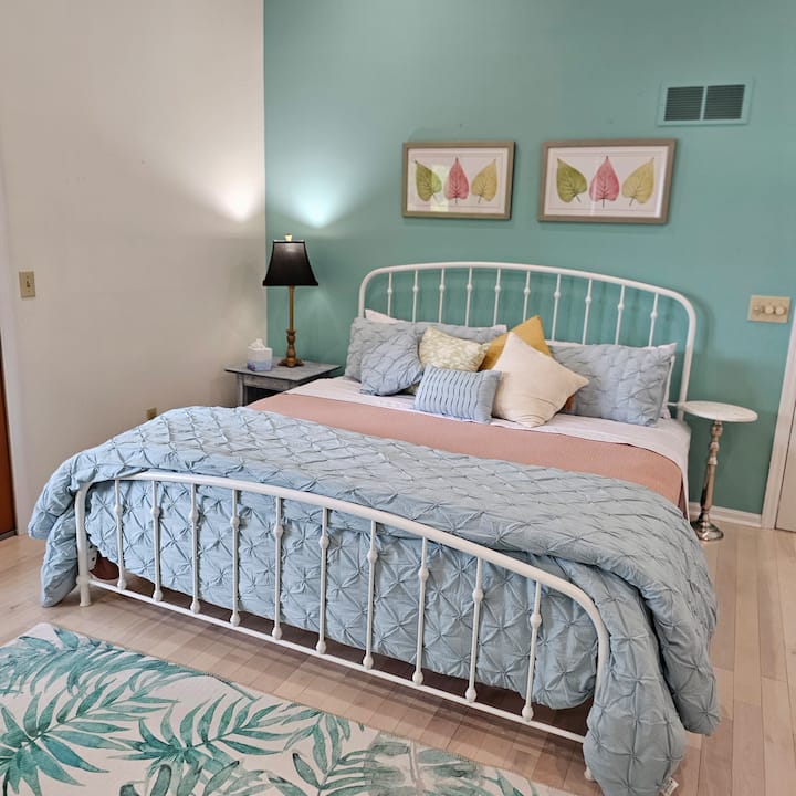 Cama tamaño king en el dormitorio principal