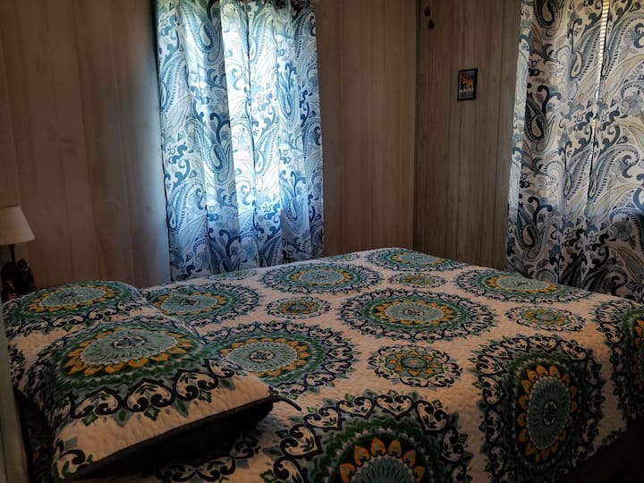 ห้องพักพร้อมเตียงควีนไซส์และทีวี