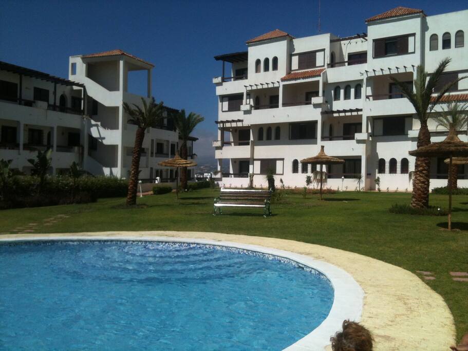 2 jardin avec 2 piscines