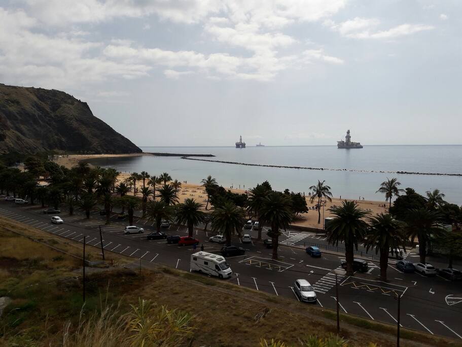 foto real la playa a 3 minutos en coche del apartamento y apenanas 10 minutos caminando un Paseo con estas vistas