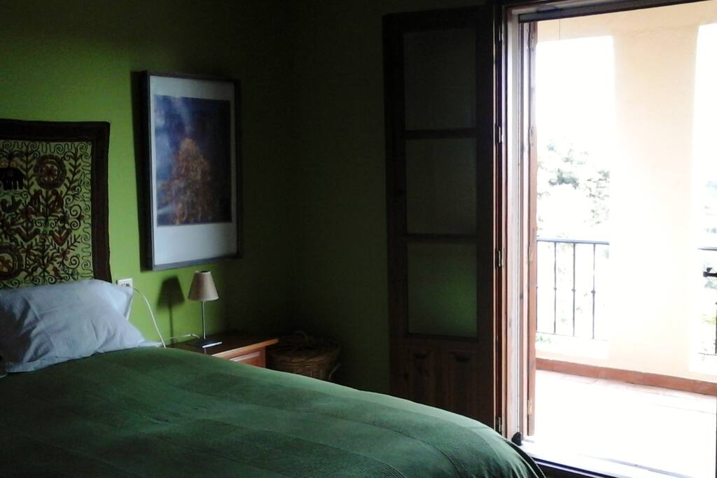 Habitación con cama doble y con terraza
