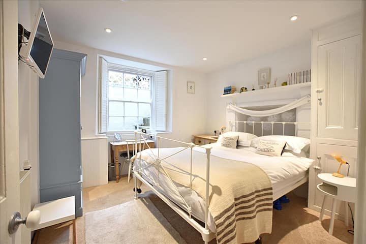 您一定会在配备豪华床垫和无过敏羽绒被的加大双人床上睡个好觉