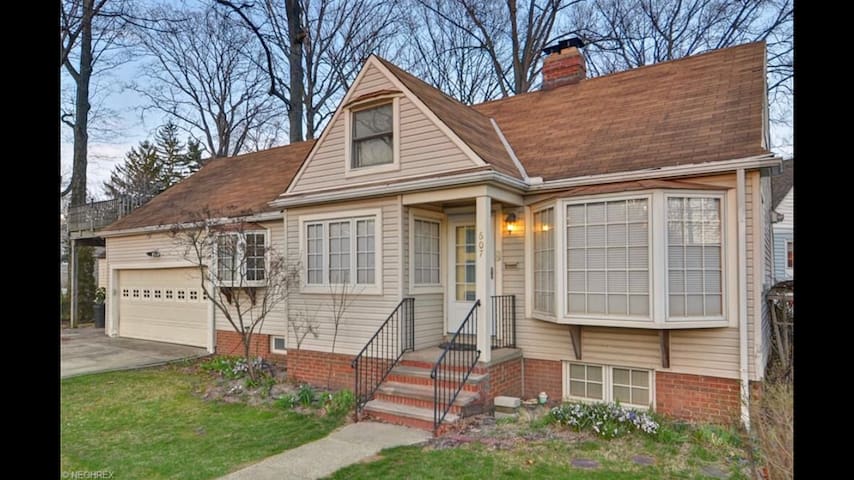Cozy second floor room in Cleveland suburbs