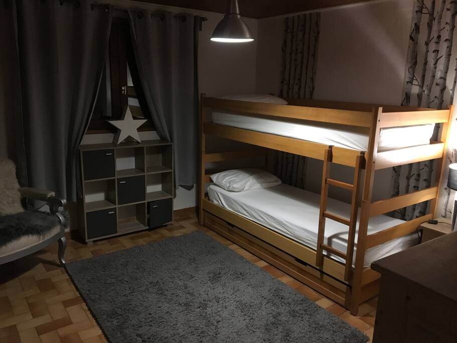 Chambre à coucher avec lits superposés
