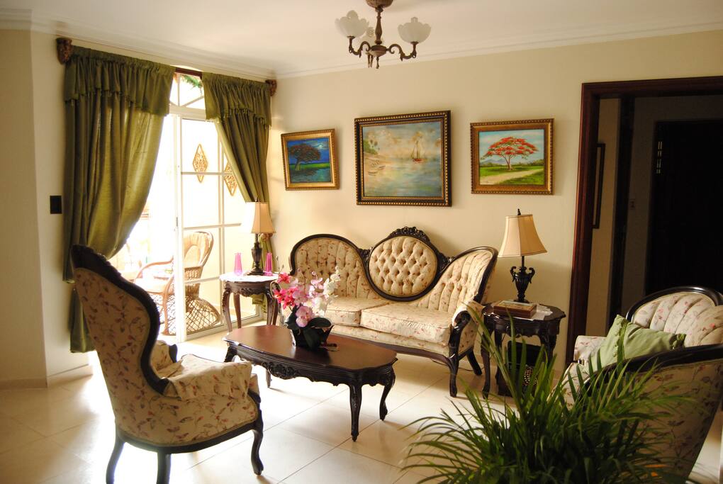 Living room/Sala de estar