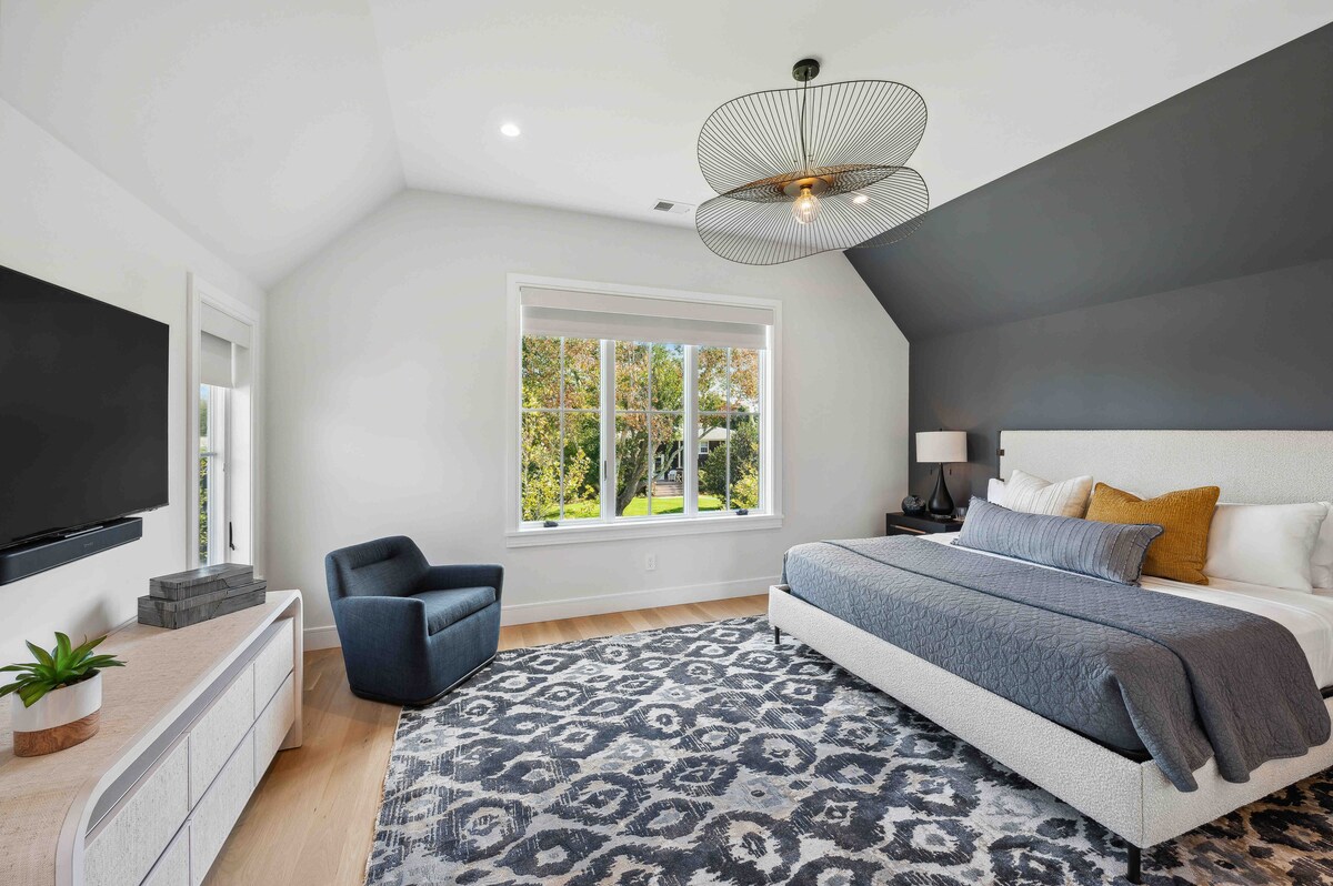 Ombre elettroniche con camera blu
King Bed
Second Level