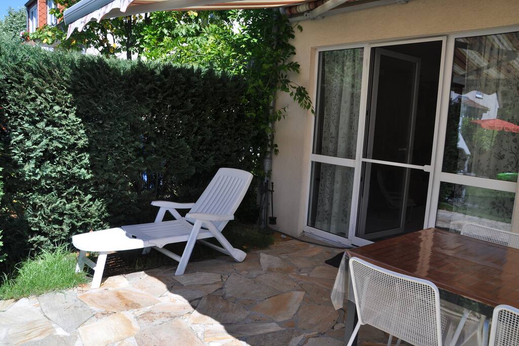 Terrasse mit Gartenmöbeln und großer Markise