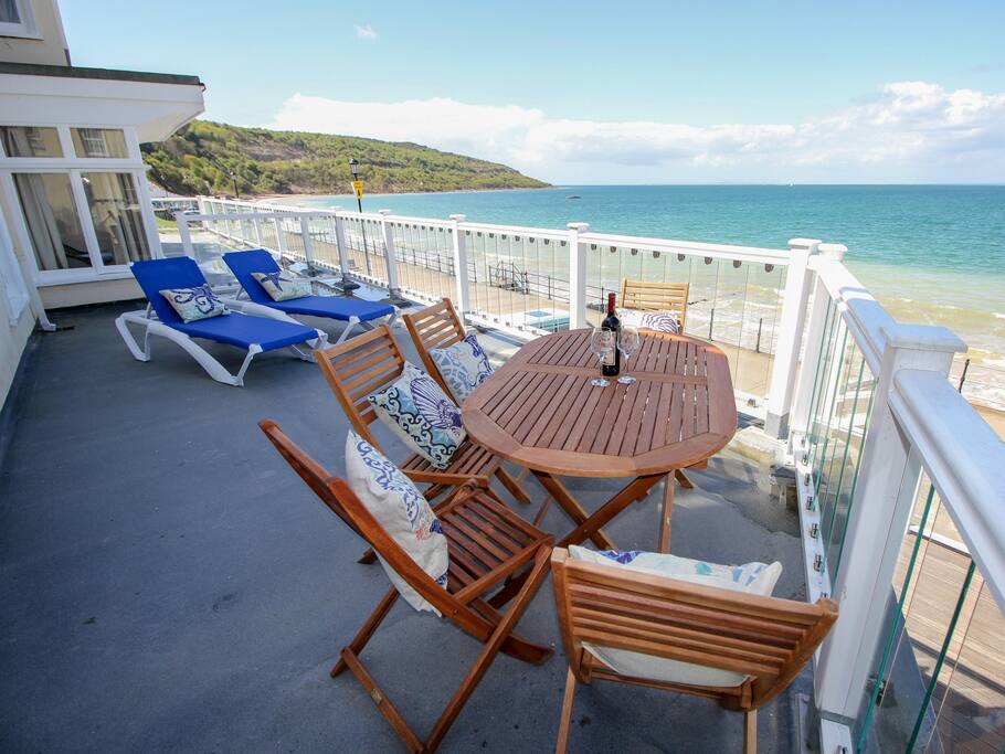 Lovely "Garden Apartment" On the Beach Flats for Rent in Totland