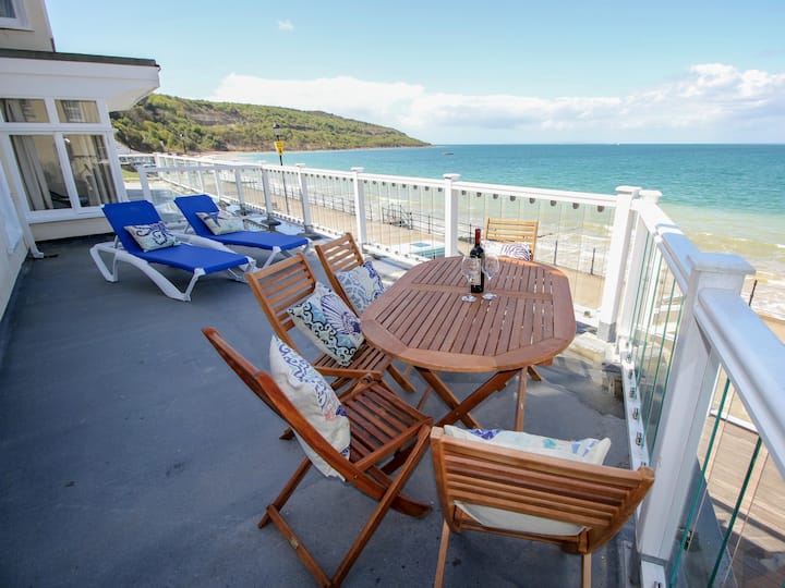Charming "Garden Apartment" On the Beach Flats for Rent in Totland Beach, Isle of Wight