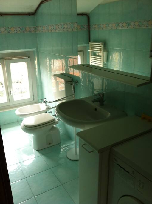 Bagno con doccia e lavatrice