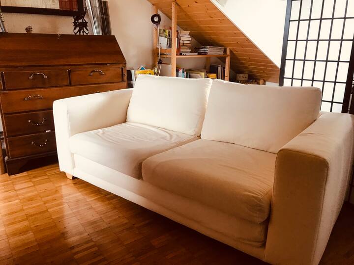bequemes, ausziehbares Sofa als Leseecke und Schlafplatz *** comfortable, pull-out sofa as a reading corner and sleeping place