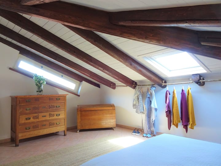 Garde-robe ouverte dans la chambre principale