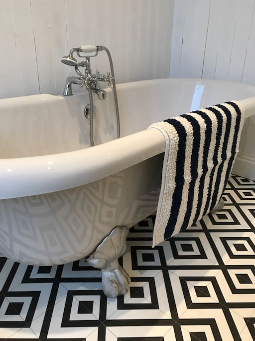 Roll top bath
