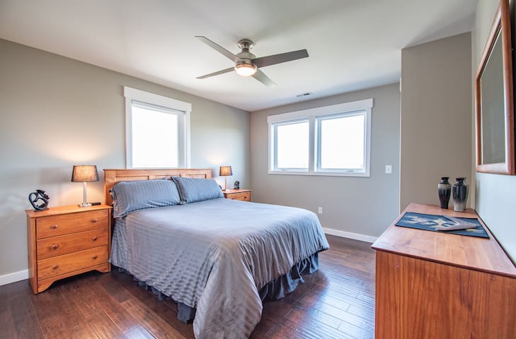 Beautiful Seattle Home in Quiet Magnolia gallery image 2