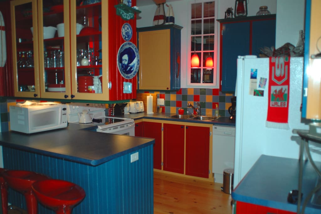 Fully-equipped kitchen, includes microwave and dishwasher.