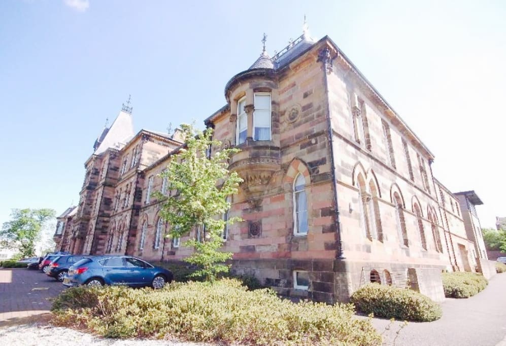 Historic Listed building on the south side of Glasgow, with free parking