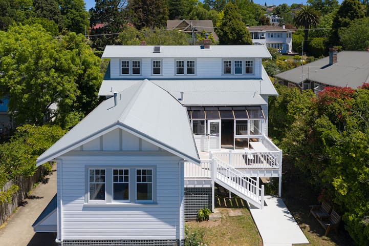 Well-located Home- inc King Master, 2 Queen Rooms