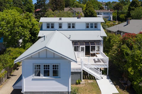 Well-located Home- inc King Master, 2 Queen Rooms